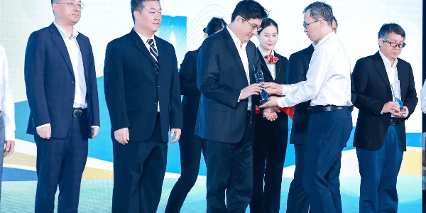 星烁纳米创始人王允军博士获评“十五年 十五人”特别纪念奖